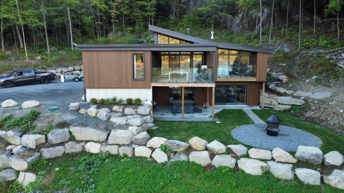 Lakeview Luxury Cottage — chalet built on a Heritage lot in Sainte-Adèle